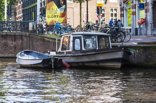 2014 年 7 月 10 日に、オランダのアムステルダム。チャネルの海岸に居住されたボート — ストック写真