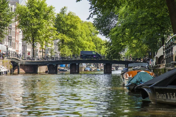 Amsterdam, Netherlands, on July 10, 2014. Inhabited boats at the coast of the channel — Stock Photo, Image