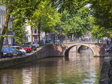 Amsterdam, Hollanda, üzerinde 10 Temmuz 2014. adlı kanal kıyısında yaşadığı tekneler