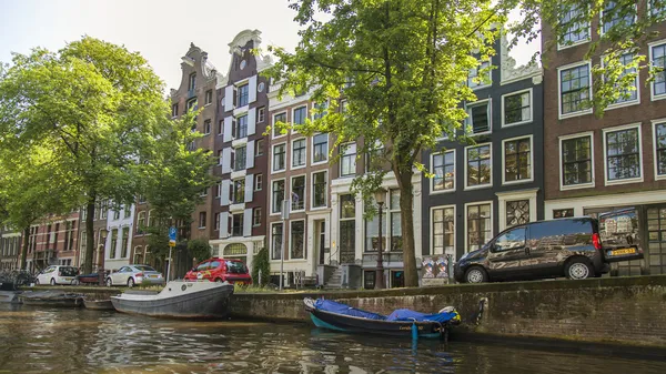 Amsterdam, Paesi Bassi, il 10 luglio 2014. Barche abitate sulla costa del canale — Foto Stock