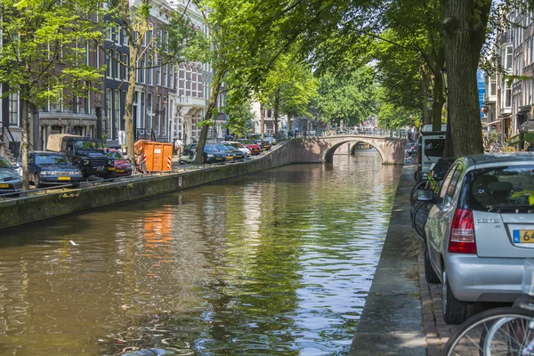 Amsterdam, Nederländerna, den 10 juli 2014. bebodda båtar på segla utmed kusten av kanal — Stockfoto