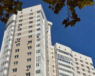 Pushkino, Rusya, 25 Ağustos 2021. Çok katlı yeni binalar, ön cephe.