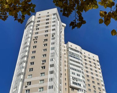 Pushkino, Rusya, 25 Ağustos 2021. Çok katlı yeni binalar, ön cephe.