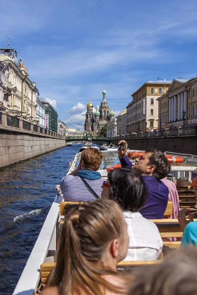 サンクトペテルブルグ、ロシアは、2012 年 7 月 22 日。船で川や運河、都市の上を歩く — ストック写真