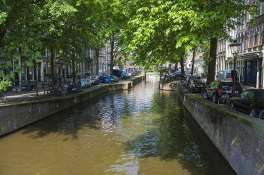 Amsterdam, Hollanda, üzerinde 10 Temmuz 2014. kanal kıyısında eski binalar ile tipik bir kentsel görünümü