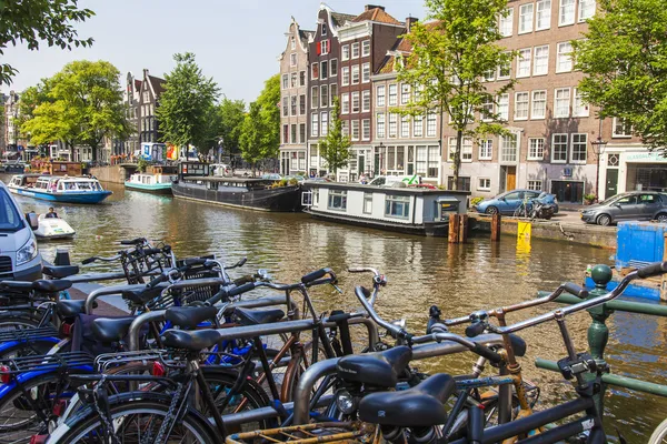 Ámsterdam, Países Bajos, 10 de julio de 2014. Una típica vista urbana con edificios antiguos a orillas del canal — Foto de Stock