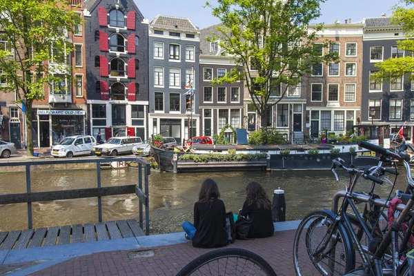 Ámsterdam, Países Bajos, 10 de julio de 2014. Una típica vista urbana con edificios antiguos a orillas del canal — Foto de Stock