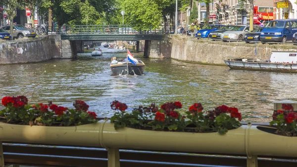 Amsterdam, Nederland, op 10 juli 2014. een typisch stedelijke weergave met oude gebouwen aan de oever van het kanaal — Stockfoto