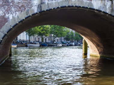 Amsterdam, Hollanda, üzerinde 10 Temmuz 2014. adlı kanal kıyısında yaşadığı tekneler
