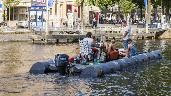 Амстердам, Нідерланди, на 10 липня 2014 року. йшов човен рухається по каналу узбережжя — стокове фото