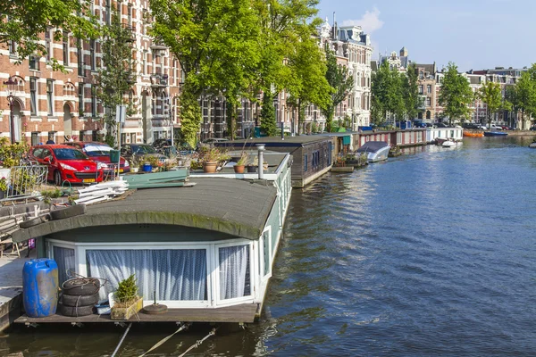 Amsterdam, Holandia, na 10 lipca 2014 roku. zamieszkane przez łodzie na brzegu kanału — Zdjęcie stockowe