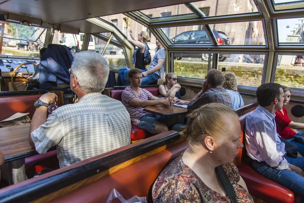 Ámsterdam, Países Bajos, 10 de julio de 2014. Turistas ver la ciudad desde una tabla de la nave a pie —  Fotos de Stock