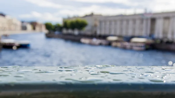 Санкт-Петербург, Росія. Міст парапету з крапель води після дощу — стокове фото