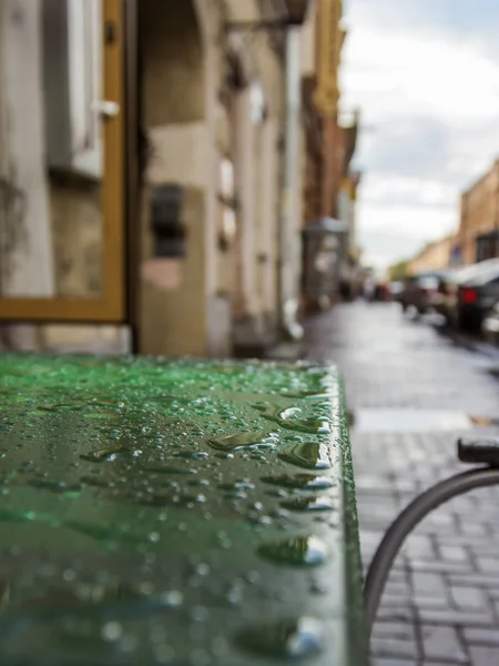 Saint-Pétersbourg, Russie. Une table de café d'été dans la rue avec des gouttes d'eau après une pluie — Photo