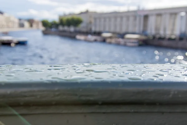St. Petersburg, Rusko. Zábradlí mostu s kapkami vody po dešti — Stock fotografie