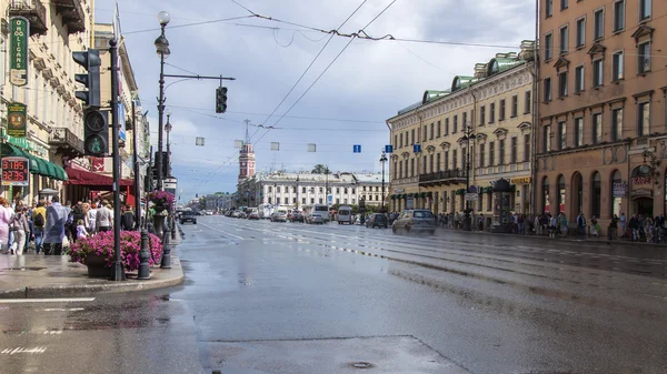 St. Petersburg, Russia, on July 22, 2012. A typical urban view in rainy day. Nevsky Avenue — Stock Photo, Image