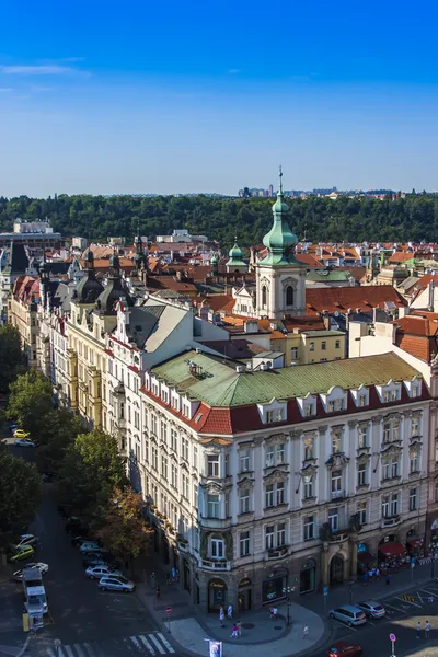 Prague, République tchèque, le 10 juillet 2010. Vue de la ville depuis la tour à poudre — Photo