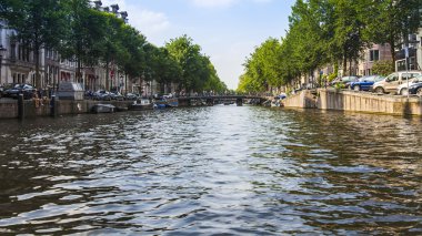 Amsterdam, Hollanda, üzerinde 10 Temmuz 2014. kanal kıyısında eski binalar ile tipik kentsel görünümü