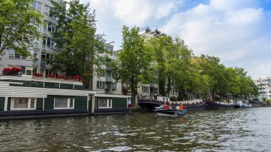 Amsterdam, Hollanda, üzerinde 10 Temmuz 2014. kanal kıyısında eski binalar ile tipik kentsel görünümü