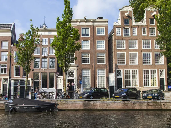 Amsterdam, Netherlands, on July 10, 2014. Typical urban view with old buildings on the bank of the channel — Stock Photo, Image