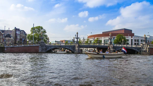 Amsterdam, Nederländerna, den 10 juli 2014. typiska urban Visa med gamla byggnader på packa ihop av kanalen — Stockfoto