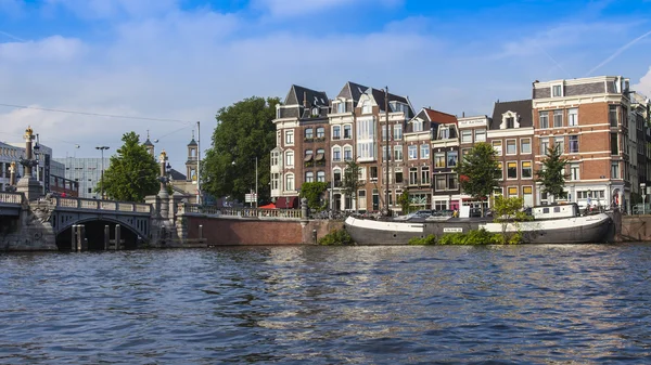 Amsterdam, Paesi Bassi, il 10 luglio 2014. Tipica vista urbana con vecchi edifici sulla riva del canale — Foto Stock