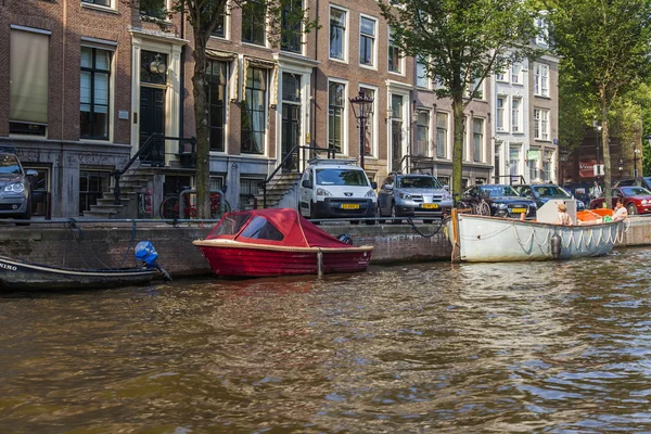 Amsterdam, Netherlands, on July 10, 2014. Typical urban view with old buildings on the bank of the channel — Stock Photo, Image