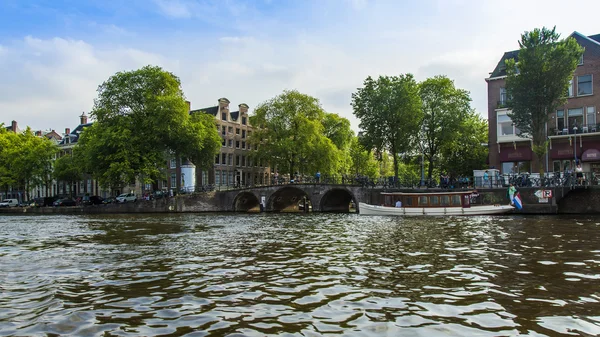 Amsterdam, Nizozemsko, na 10 července 2014. typický městský pohled se starými budovami na břehu kanálu — Stock fotografie