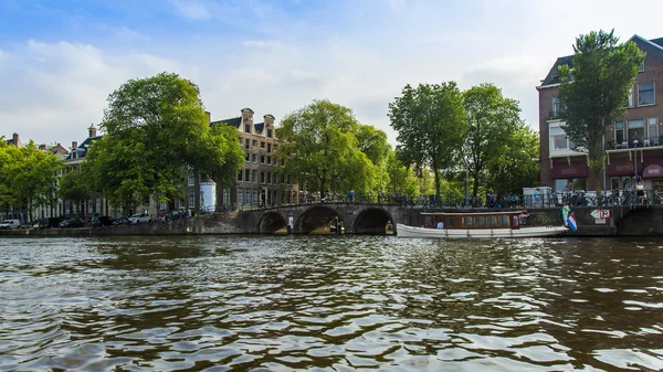 Amsterdam, Pays-Bas, le 10 juillet 2014. Vue urbaine typique avec de vieux bâtiments sur la rive du canal — Photo