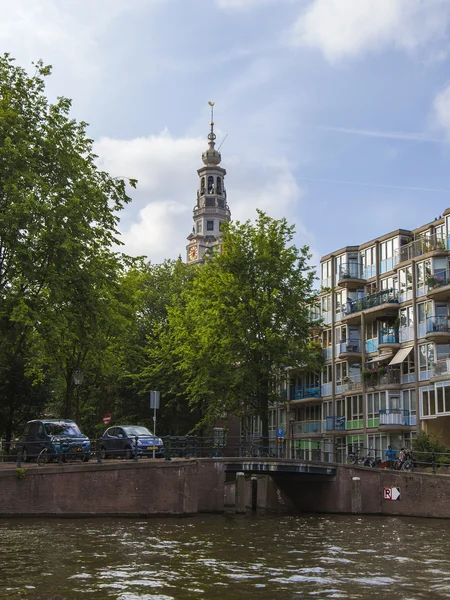 Amsterdam, Hollanda, üzerinde 10 Temmuz 2014. kanal kıyısında eski binalar ile tipik kentsel görünümü — Stok fotoğraf