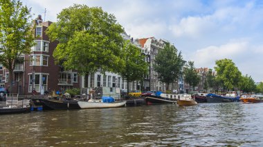 Amsterdam, Hollanda, üzerinde 10 Temmuz 2014. kanal kıyısında eski binalar ile tipik kentsel görünümü