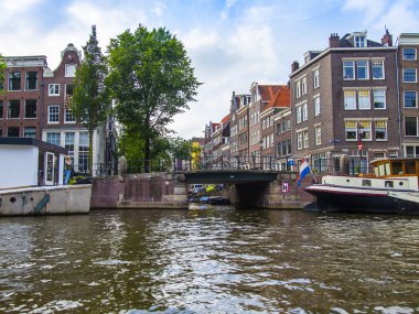 Amsterdam, Hollanda, üzerinde 10 Temmuz 2014. kanal kıyısında eski binalar ile tipik kentsel görünümü