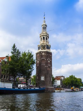 Amsterdam, Hollanda, üzerinde 10 Temmuz 2014. kanal kıyısında eski binalar ile tipik kentsel görünümü