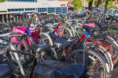 Amsterdam, Hollanda, üzerinde 10 Temmuz 2014. Bisiklet şehir sokak park etmiş.