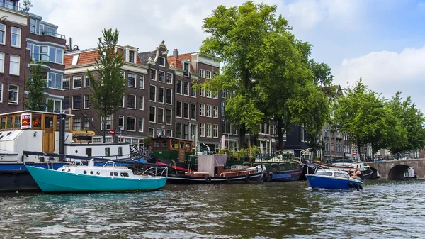 Amsterdam, Nederländerna, den 10 juli 2014. gick båten flyter genom kanalen — Stockfoto