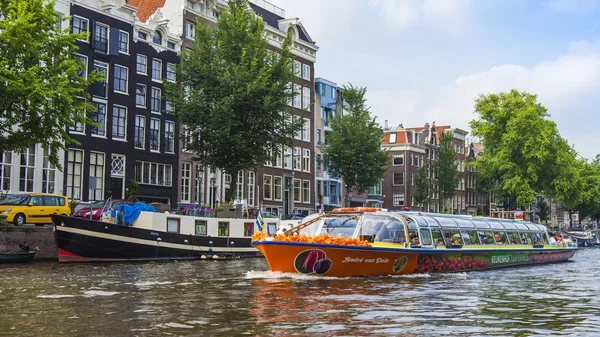 Amsterdam, Nizozemsko, na 10 července 2014. šel člun pluje kanál — Stock fotografie
