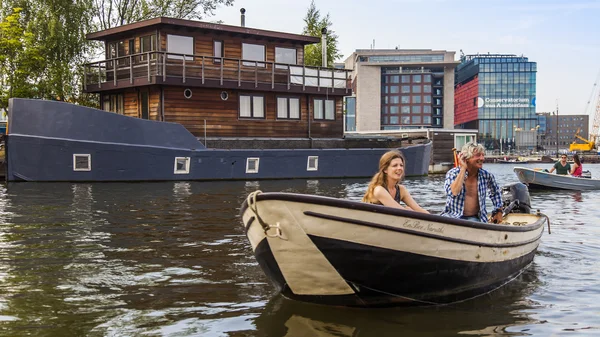 Amsterdam, Nederländerna, den 10 juli 2014. gick båten flyter genom kanalen — Stockfoto