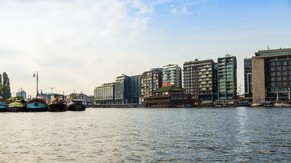 Amsterdam, Nederland, op 10 juli 2014. uitzicht op de amstel rivier bank — Stockfoto