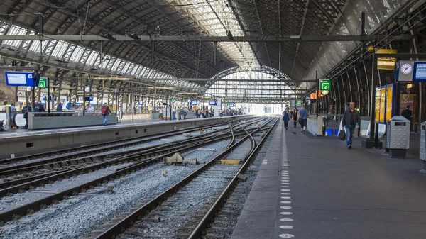 Amsterdam, Paesi Bassi, il 10 luglio 2014. La stazione ferroviaria centrale, piattaforme . — Foto Stock