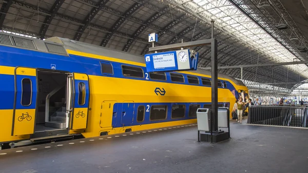 Amsterdam, Belanda, pada 10 Juli 2014. Stasiun Kereta Api Pusat, peron . — Stok Foto
