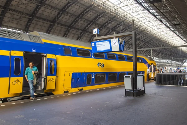 Амстердам, Нидерланды, 10 июля 2014 года. Центральный железнодорожный вокзал, платформы . — стоковое фото