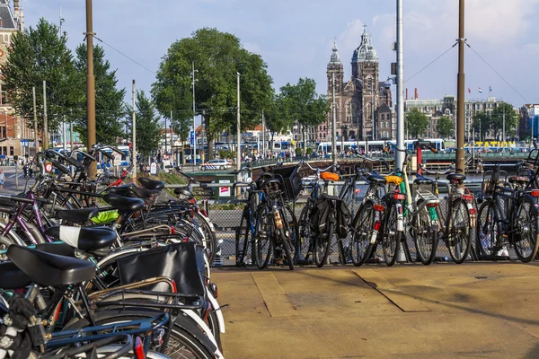 Amsterdam, Nederländerna, den 10 juli 2014. cyklarna parkerade i staden gatan — Stockfoto