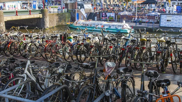 Amsterdam, Nizozemsko, na 10 července 2014. jízdní kola, která parkuje v ulici města — Stock fotografie