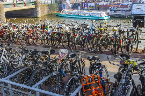 2014 年 7 月 10 日に、オランダのアムステルダム。都市通りで自転車の駐車 — ストック写真