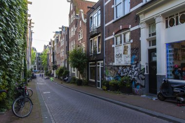 Amsterdam, Hollanda, üzerinde 10 Temmuz 2014. kanal kıyısında eski binalar ile tipik kentsel görünümü