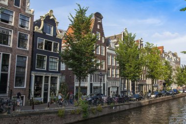 Amsterdam, Hollanda, üzerinde 10 Temmuz 2014. kanal kıyısında eski binalar ile tipik bir kentsel görünümü