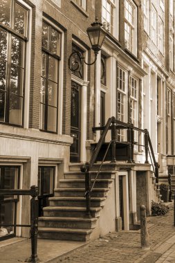 Amsterdam, Hollanda, üzerinde 10 Temmuz 2014. kanal kıyısında eski binaların tipik mimari detaylar