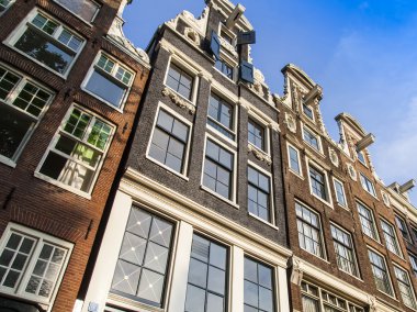 Amsterdam, Hollanda, üzerinde 10 Temmuz 2014. kanal kıyısında eski binaların tipik mimari detaylar