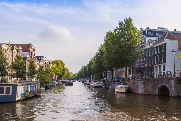 Amsterdam, Nederländerna, den 10 juli 2014. typiska urban Visa med gamla byggnader på packa ihop av kanalen — Stockfoto