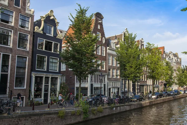 Amsterdam, Nederland, op 10 juli 2014. een typisch stedelijke weergave met oude gebouwen aan de oever van het kanaal — Stockfoto